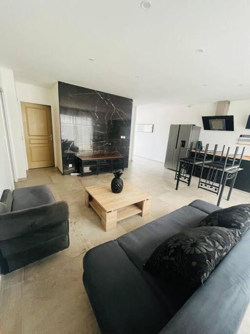 Jolie Maison De Village 2 Chambres Ouveillan Ngoại thất bức ảnh